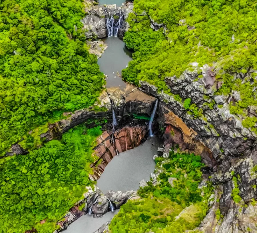 7 CASCADES Waterfall Hike 200mD+